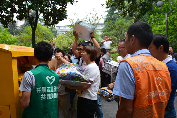 捐赠现场2.jpg 捐赠现场2.jpg
