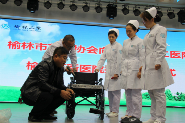 榆林市慈善协会项目部副部长冯树云现场轮椅使用知识培训 .jpg