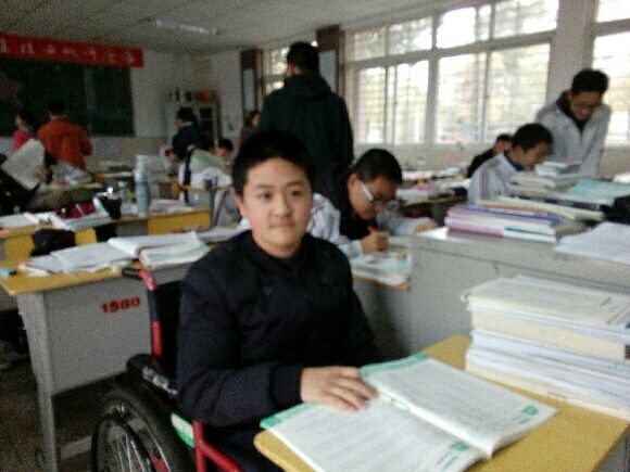 某同学坐轮椅上学.jpg
